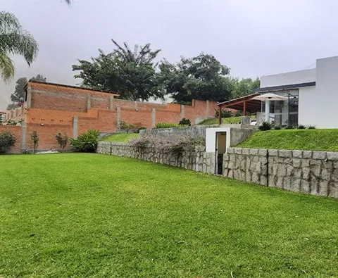 Descubre la armonía con la naturaleza en nuestras áreas verdes. Un alquiler de casa rodeado de exuberante vegetación para una experiencia única.