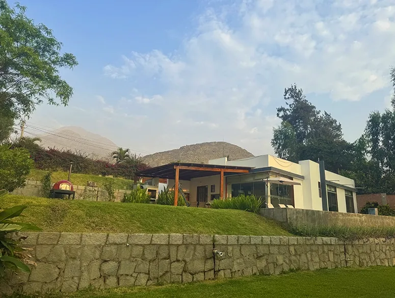 Alquila nuestra casa con piscina en Cieneguilla. Disfruta de la comodidad y diversión.