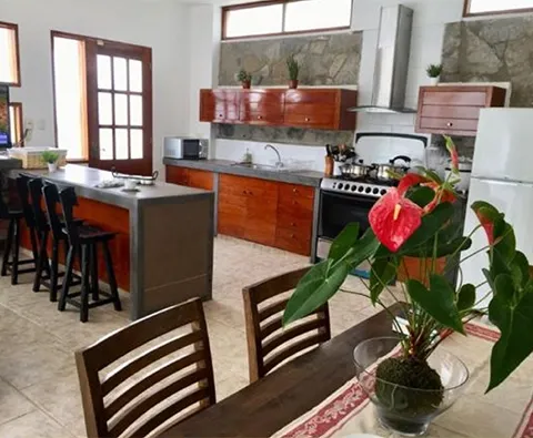 Disfruta de comidas en un acogedor comedor de nuestra Casa de Campo. Ambiente perfecto para reuniones familiares y eventos especiales.