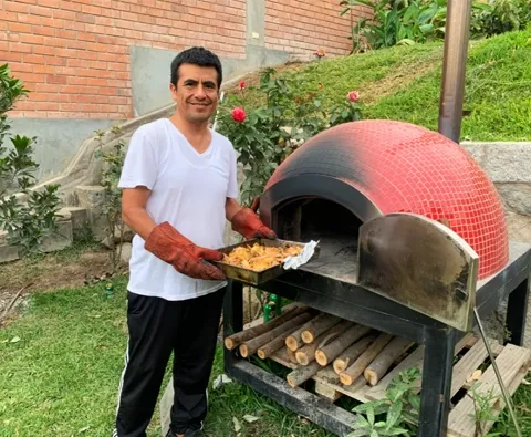 Cocina deliciosos platillos en nuestro horno bien equipado. Una adición culinaria a tu experiencia de alquiler de casa en Cieneguilla.