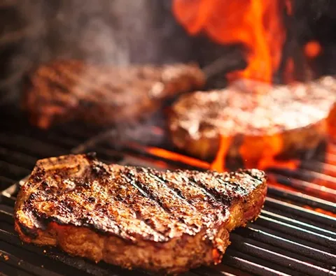 Disfruta de asados al aire libre en la terraza con nuestra parrilla. Un toque de sabor y diversión en tu estadía en la Casa de Campo.