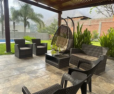 Relájate en nuestra terraza en la Casa de Campo. Un espacio tranquilo con vistas panorámicas para momentos de paz y serenidad.