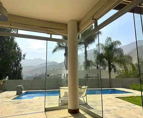 Vista panorámica a la piscina en nuestra casa de alquiler en Cieneguilla. Sumérgete en la serenidad y la diversión.
